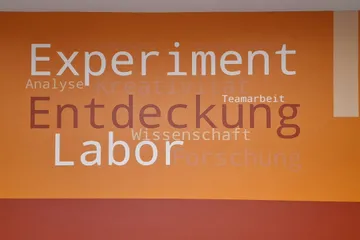 Motivierende Wandmalerei im neu sanierten Trakt für Biologie und Chemie