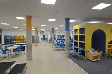 Die Aula der Grundschule mit Rückzugs- und Spielmöglichkeiten