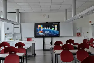 Blick in einen frisch sanierten naturwissenschaftlichen Fachraum mit digitaler Tafel.
