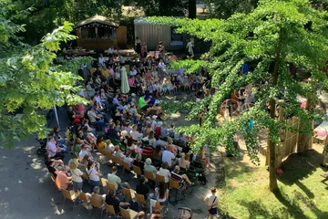 Das Amphitheater im Schulgarten ist ein beliebter Ort für Versammlungen, Feiern und Aufführungen