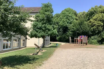 Der untere Schulhof mit Spielgeräten.