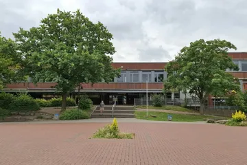 Frontalansicht der Schule, Haupteingang vom Schulhof aus gesehen