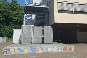 Schulgebäude mit neuer Mosaikverzierung- Ergebnis einer Kunst AG