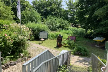 Der Zugang in den Schulgarten in südlicher Lage