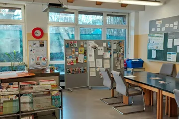 Blick ins Berufsorientierungsbüro, in dem Schüler:innen im Laufe ihrer Schulzeit regelmäßig und individuell im Rahmen der Berufsorientierung beraten werden.