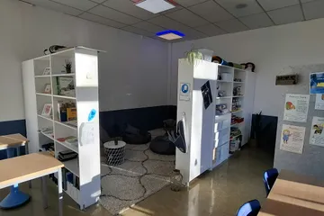 Blick in den Ankerplatz, der Anlaufstelle und Ruhepunkt für Schüler:innen ist, die eine kurzfristige soziale Überforderung im Unterricht erfahren.