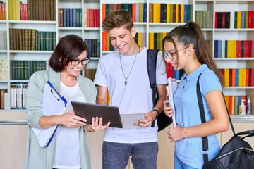 Eine Schülerin und ein Schüler im Gespräch mit einer Lehrerin