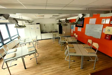 Ein Naturwissenschaftsraum mit Schulbänken und Stühlen