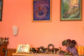 Ein Klassenraum des Jahrgangs 2 mit schönen Bildern und Dekoration